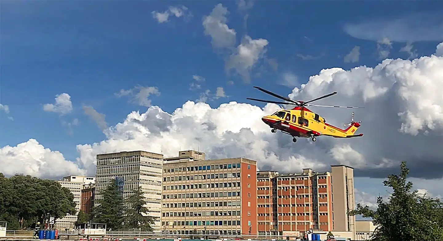 Alex Zanardi flyves til hospitalet i Siena.