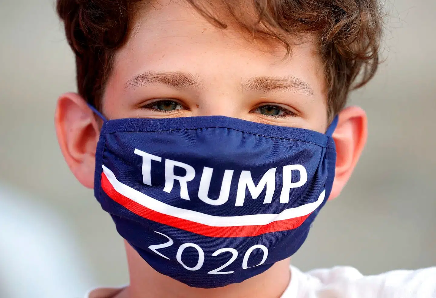 En ung Trump-fans Keegan Smith venter spændt foran BOK Center i Tulsa, Oklahoma.