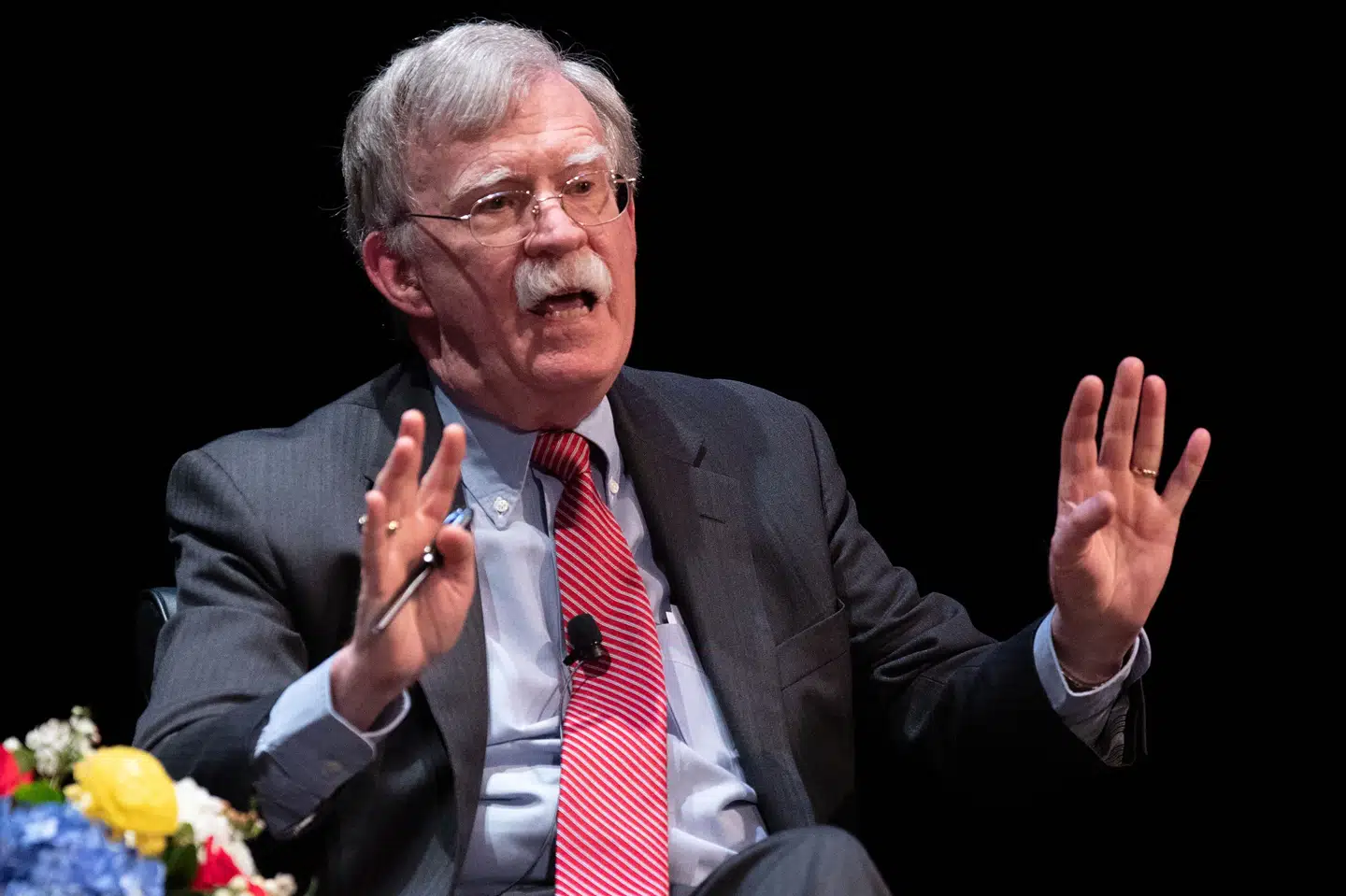 En føderal dommer i Washington siger fredag, at det er tvivlsomt, om Det Hvide Hus kan få stoppet udgivelsen af den tidligere nationale sikkerhedsrådgiver John Boltons bog. Hesten synes allerede at være ude af stalden, som vi siger i Texas, siger dommer Royce Lamberth, som fredag ledede en høring om bogen. Logan Cyrus/Ritzau Scanpix