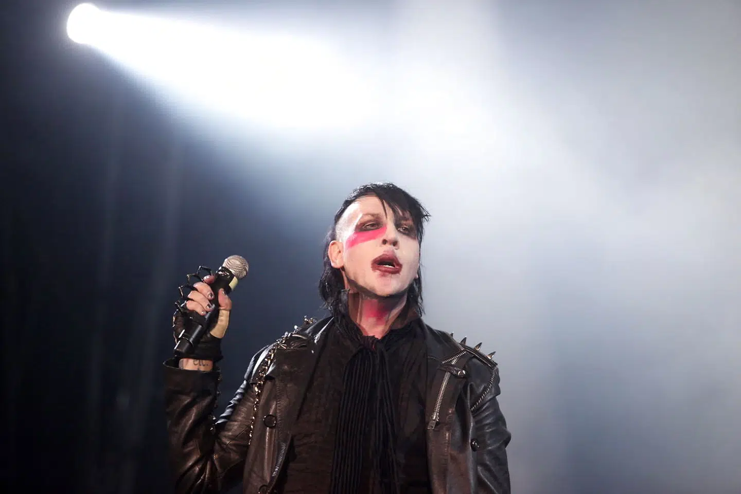 Marilyn Manson under en koncert i 2012.