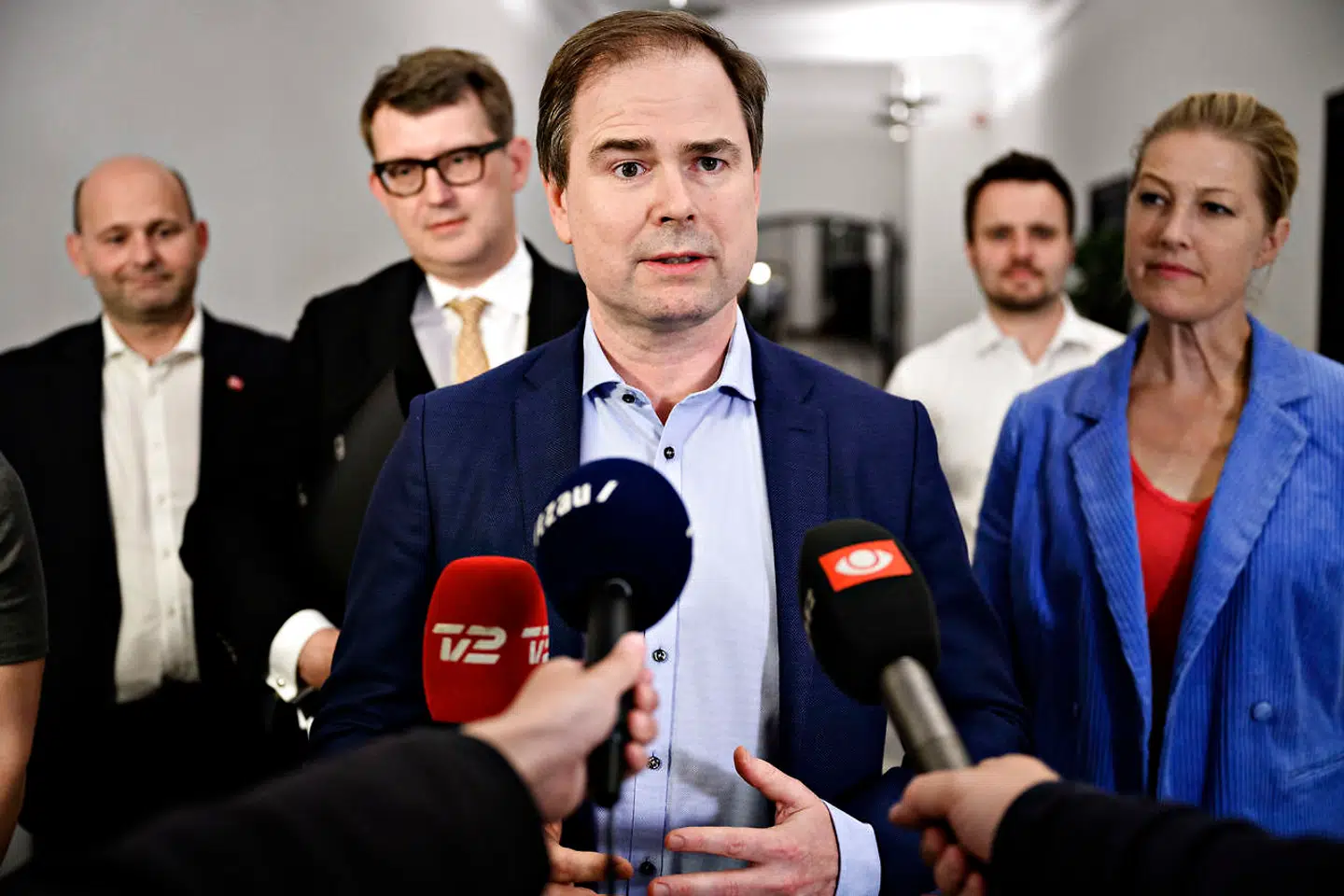 Finansminister Nicolai Wammen (S) samt Søren Pape Poulsen (KF), Troels Lund Poulsen (V), Sofie Carsten Nielsen (RV) og erhvervsminister Simon Kollerup (S) under doorstep efter forhandlinger om økonomisk sommerpakke, i Finansministeriet i København, natten til mandag den 15. juni 2020.. 60 milliarder kroner i feriepenge er på vej tilbage i borgernes lommer. Samtidig får borgere på overførselsindkomst forsødet privatøkonomien i ny sommerpakke. Det skriver Ritzau, mandag den 15. juni 2020.. (Foto: Philip Davali/Ritzau Scanpix)