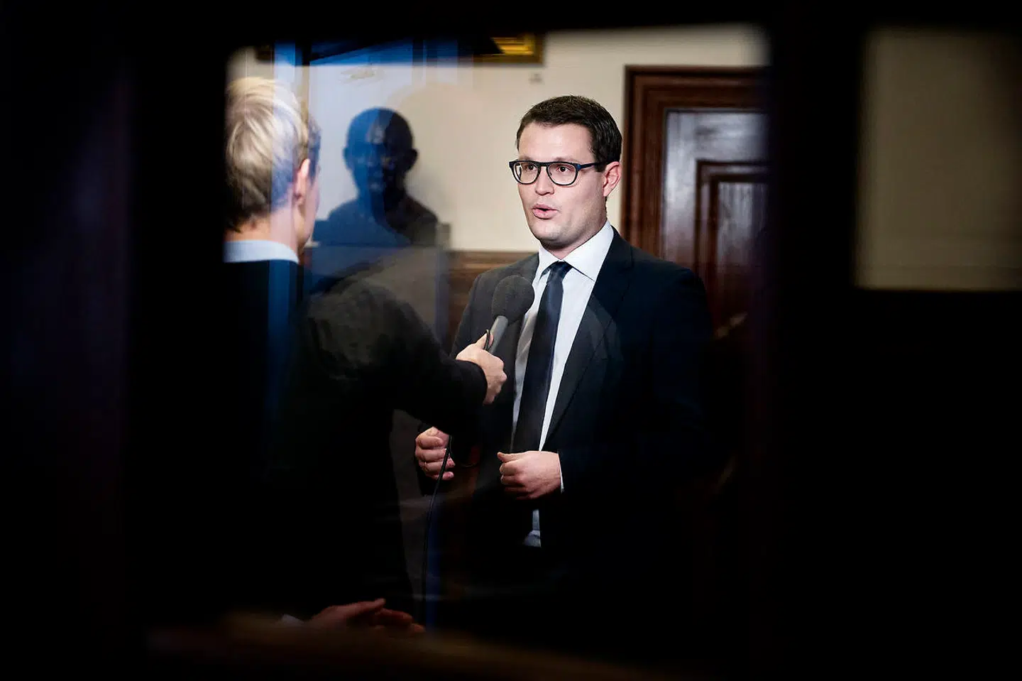 (ARKIV) Christian Rabjerg Madsen under et samråd på Christiansborg, onsdag 26. oktober 2016. Senere i oktober kommer der nye regler for kontrol af drikkevand. Det sker i en drikkevandsbekendtgørelse. Reglerne betyder, som de står for nuværende, at mindre vandværker ikke er forpligtet til kontrol, og at reglerne for vandværkers kontrol ændres. Mindre vandværker leverer vand til omkring 400.000 danskere. Da der er tale om en bekendtgørelse, er det ikke en regelændring, der har været forbi Folketinget. Men nu råber Socialdemokraternes miljøordfører, Christian Rabjerg Madsen, vagt i gevær. Det skriver Ritzau, torsdag 10. oktober 2017. (Foto: Liselotte Sabroe/Scanpix 2017)