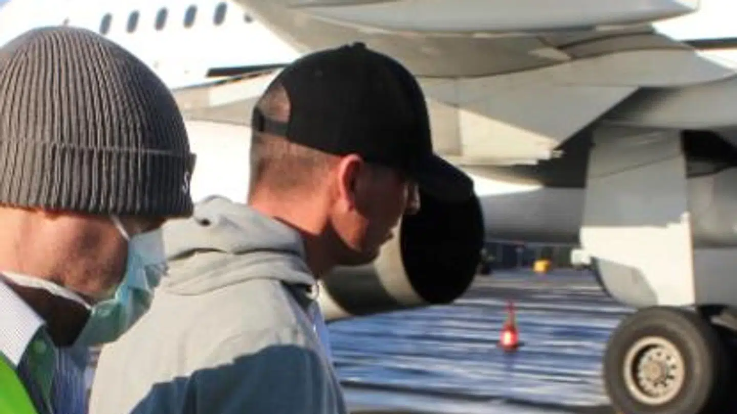 Her føres Christopher Clark Jones hen mod det chartrede fly, der bragte ham til Storbritannien.