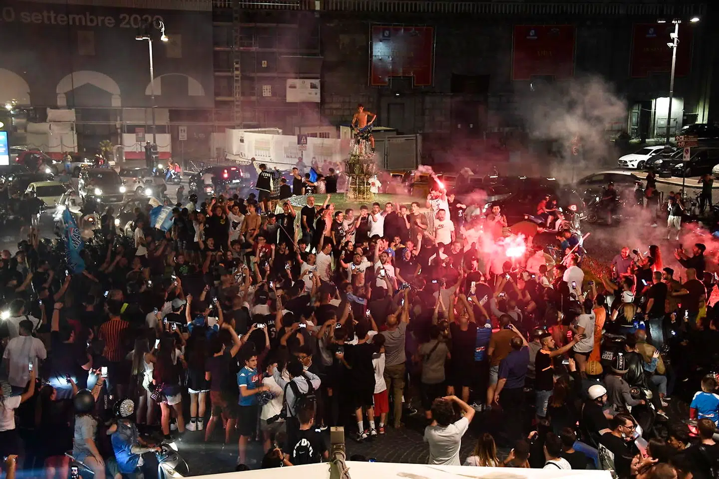 Napoli-fans fejrer sejren over Juventus i Coppa Italia-finalen.