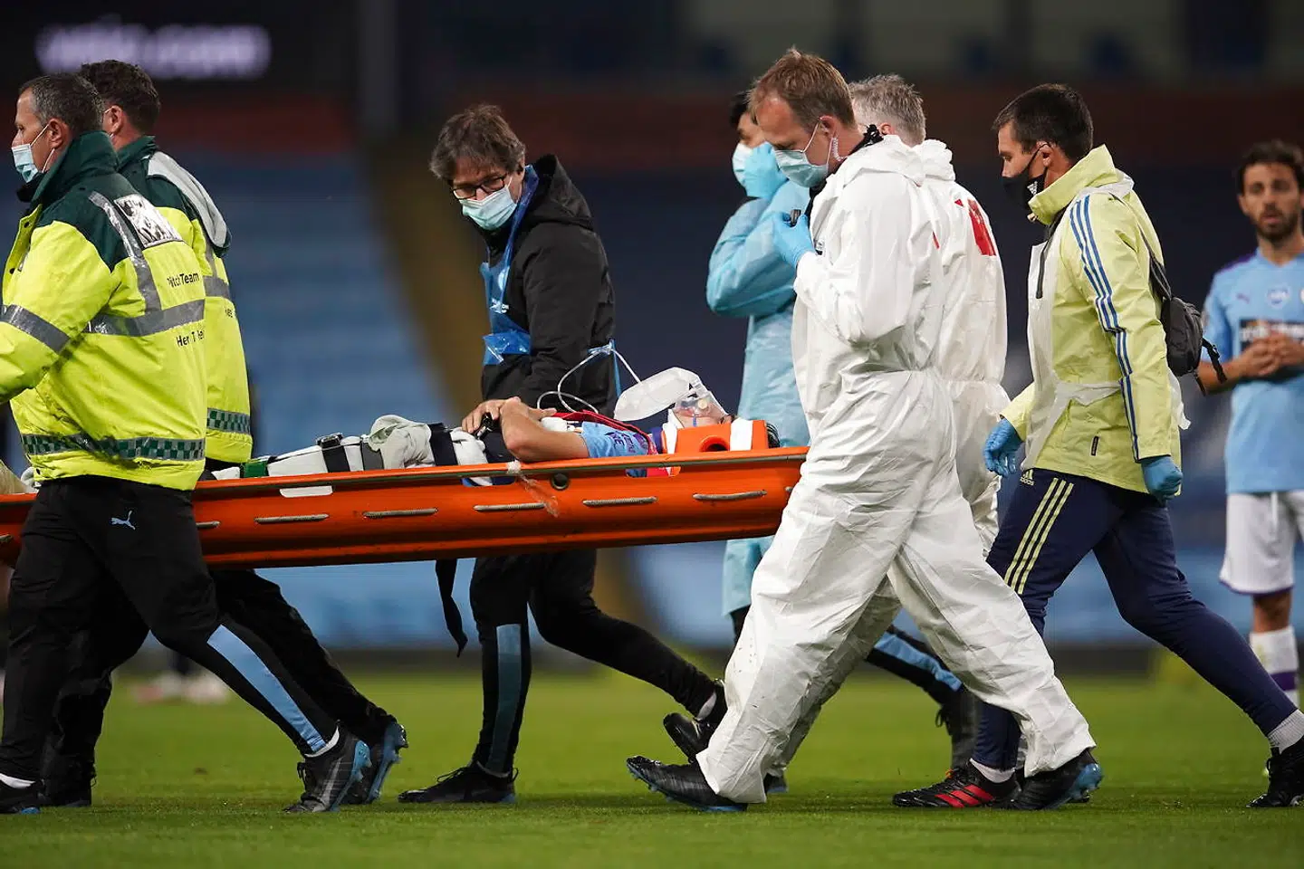 Eric Garcia bliver båret af banen i opgøret mellem Manchester City og Arsenal.