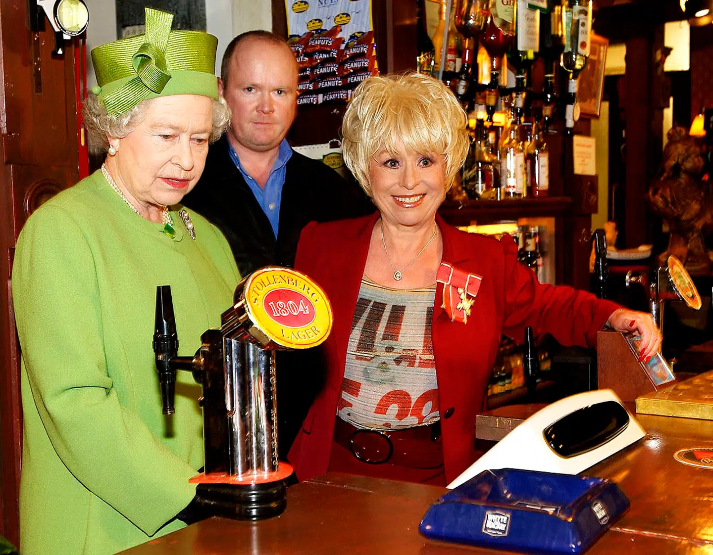Barbara Windsor og dronning Elizabeth, da den britiske dronning besøgte settet på 'EastEnders' i 2001.
