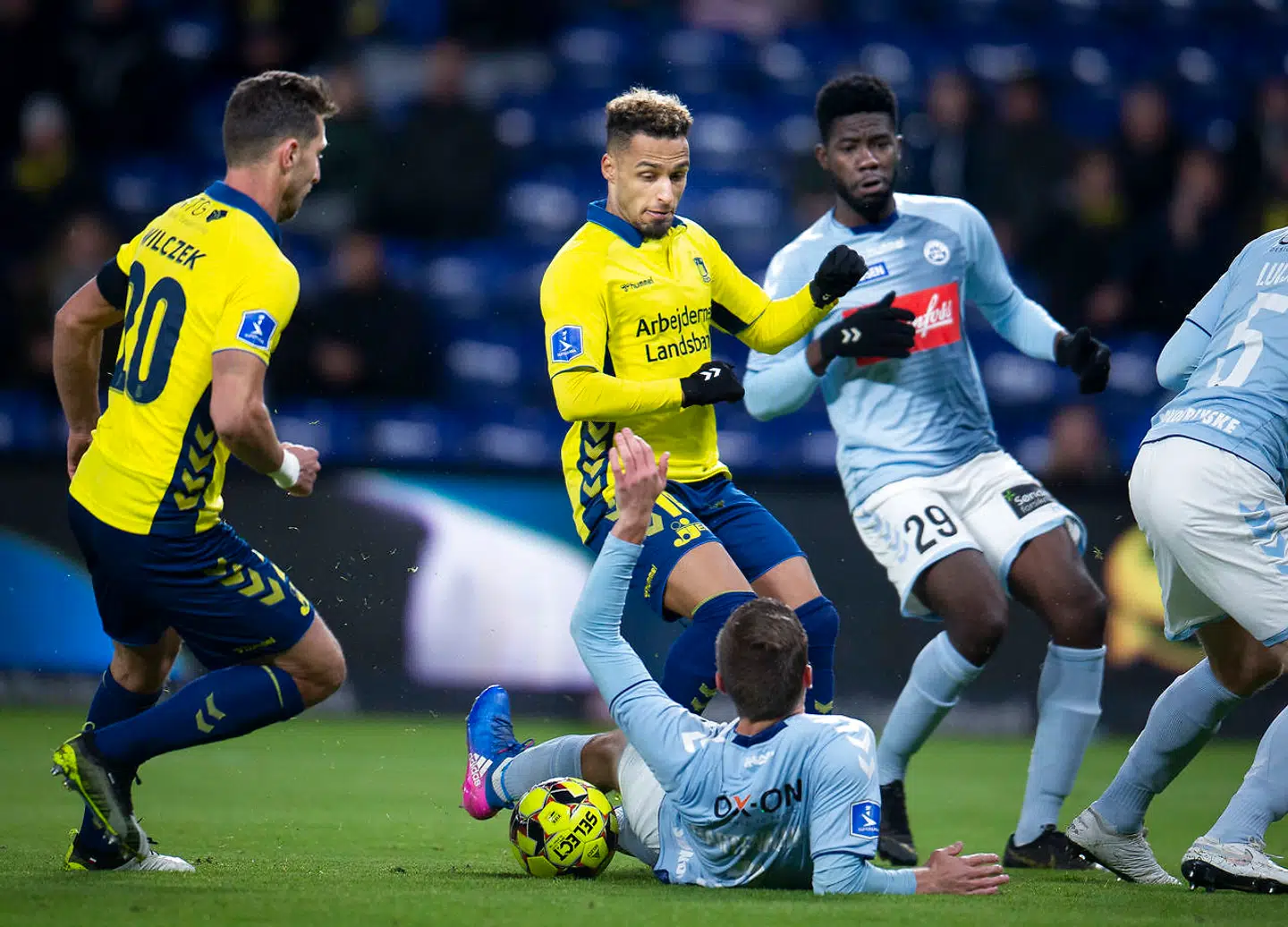 Brøndbys Hany Mukhtar (i midten) og Kamil Wilczek (tv.) i pokalkampen mellem Brøndby IF - SønderjyskE på Brøndby Stadion onsdag den 30 oktober 2019.. (Foto: Liselotte Sabroe/Ritzau Scanpix)