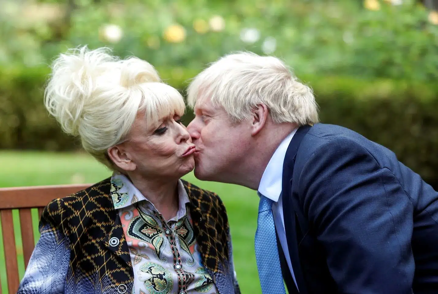 Barbara Windsor og Storbritanniens Boris Johnson, da hun i september besøgte premierministeren for at overrække en underskriftsindsamling for hurtigere hjælp til demente.