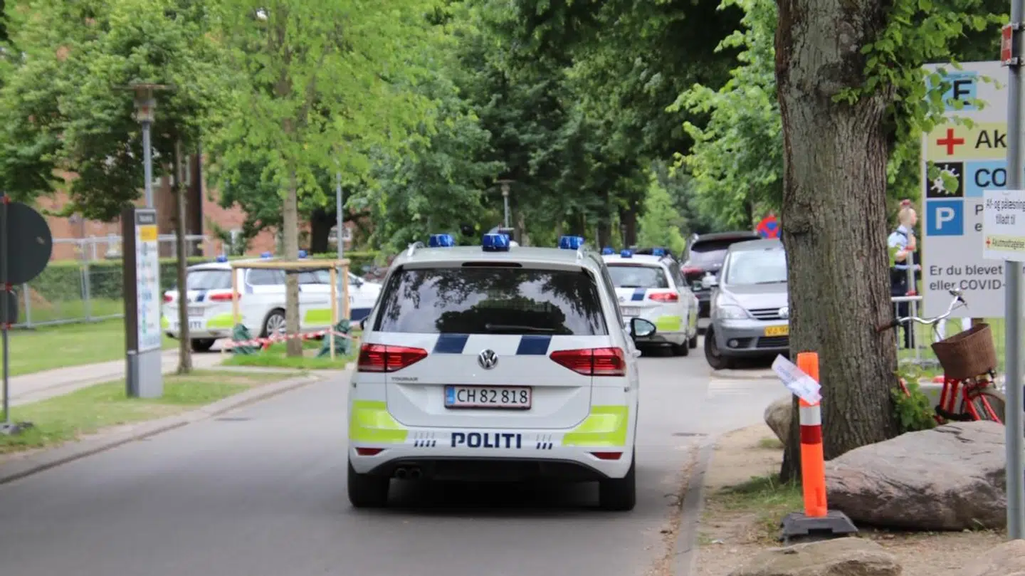 Flere politibiler ved Bispebjerg Hospital torsdag eftermiddag.