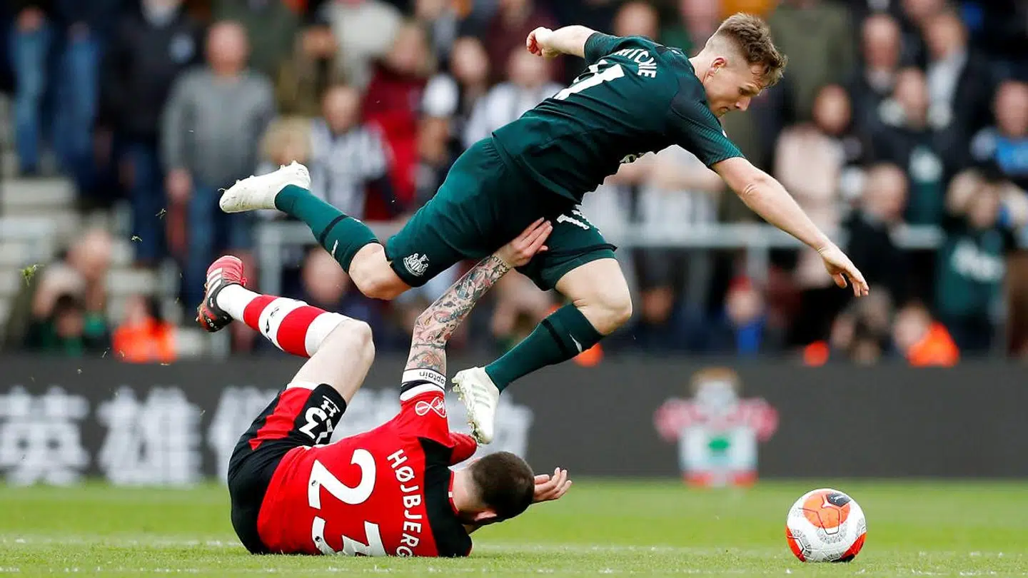 Den nu tidligere danske anfører i en tackling på Newcastle Uniteds Matt Richie.