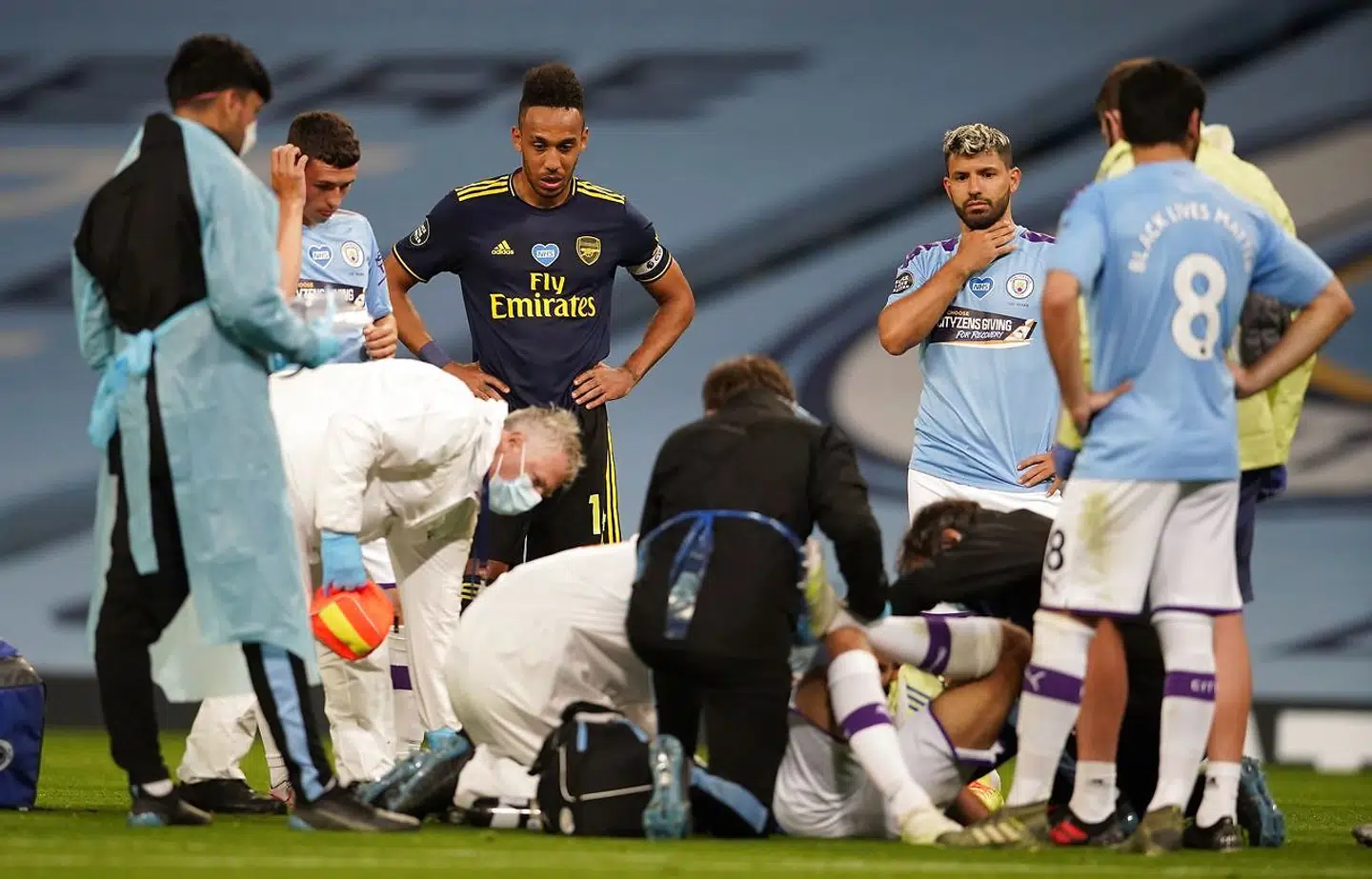 Her bliver Eric Garcia tilset af læger, mens holdkammerater og modspillere ser bekymrede til.