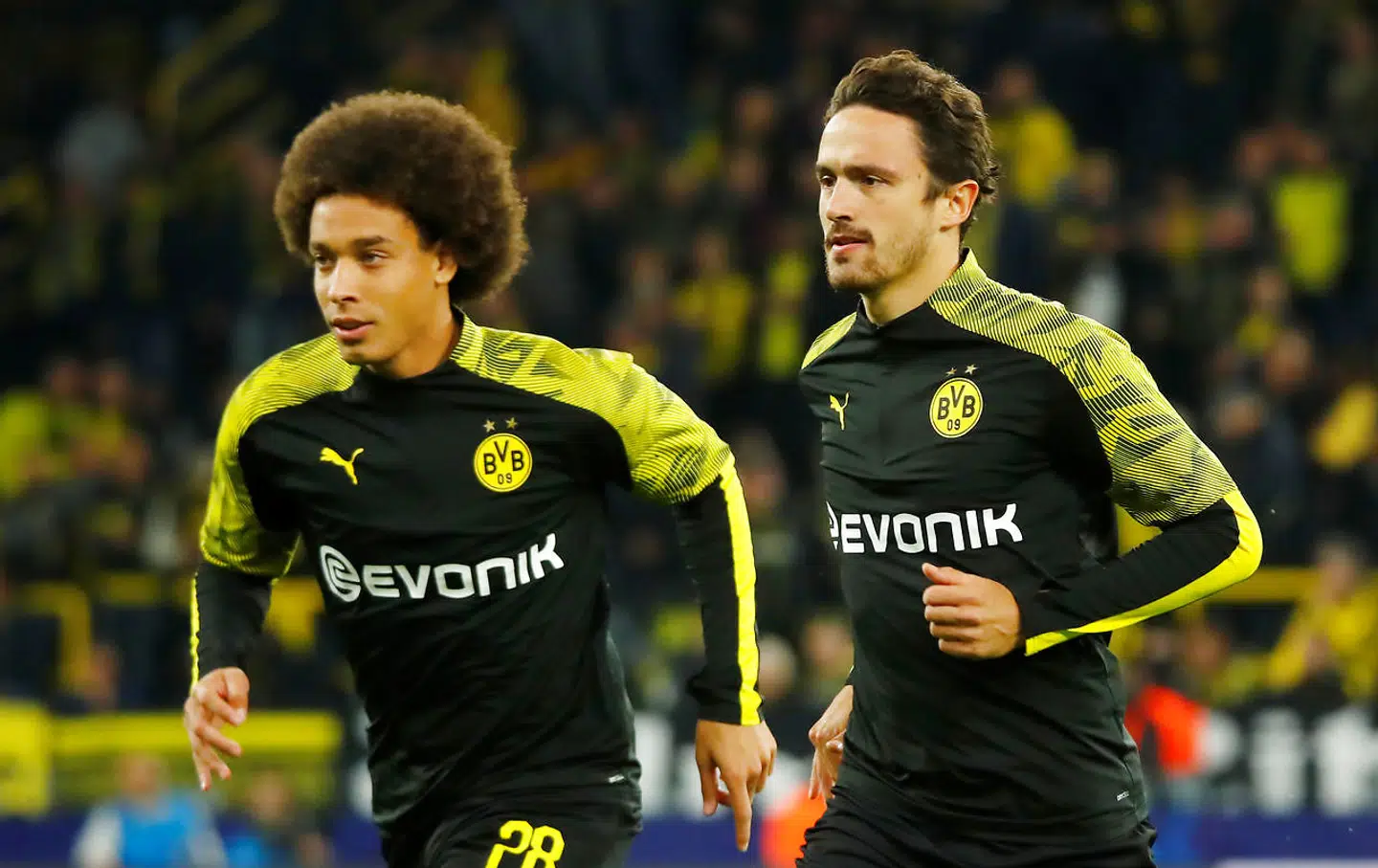 Axel Witsel og danske Thomas Delaney (th.) varmer op på Signal Iduna Park forud for kampen mod FC Barcelona i september 2019.