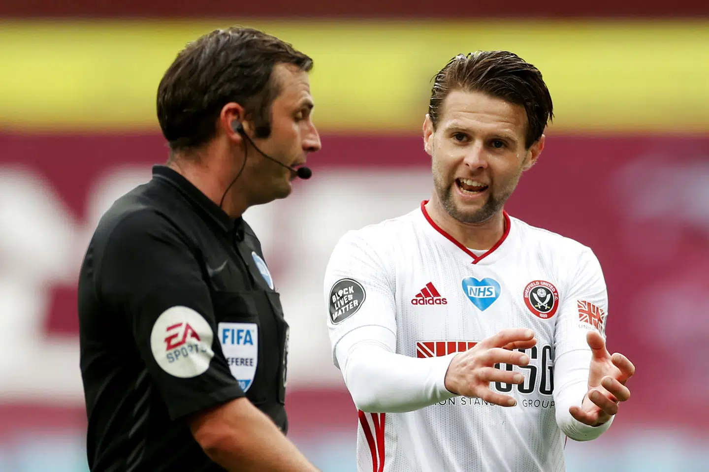 Soccer Football - Premier League - Aston Villa v Sheffield United - Villa Park, Birmingham, Britain - June 17, 2020 Sheffield United's Oliver Norwood speaks with referee Michael Oliver after a goal is not awarded to Sheffield United as play resumes behind closed doors following the outbreak of the coronavirus disease (COVID-19) REUTERS / Carl Recine / Pool EDITORIAL USE ONLY.No use with unauthorized audio, video, data, fixture lists, club/league logos or "live" services. Online in-match use limited to 75 images, no video emulation.No use in betting, games or single club/league/player publications. Please contact your account representative for further details.