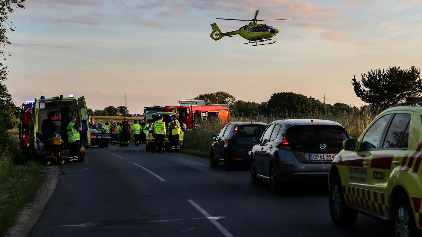 Adskillige ambulancer og en lægehelikopter var til stede i forbindelse med ulykken.