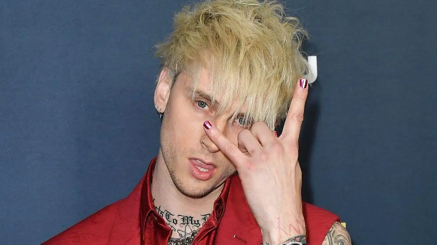 Her ses Machine Gun Kelly tidligere på året. Han danner nu åbenlyst par med den fire år ældre Megan Fox.