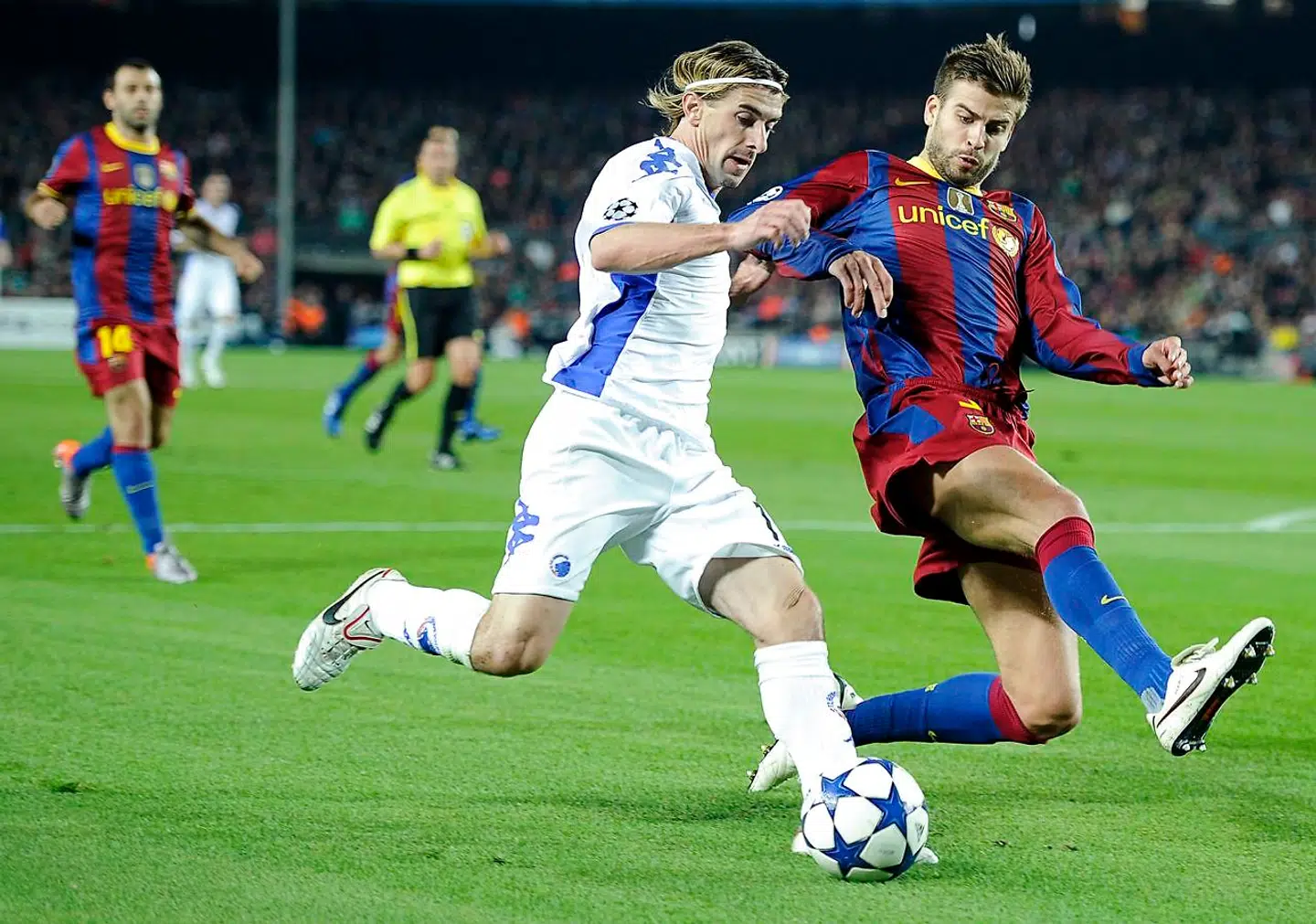 Cesar Santin i direkte duel med Gerard Piqué fra FC Barcelona under de klubbers opgør i 2010 på Camp Nou.