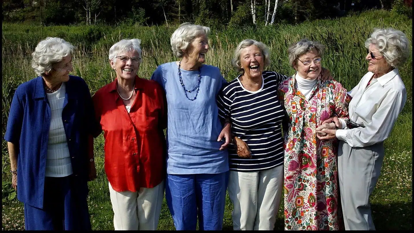 Her ses Annie Langberg (tv) sammen med seks andre kvinder, som alle deltog i modstandkampen: Gertrud Pedersen, Lis Mellemgård, Hedda Lundh, Else Marie Pade, Lis Bomhoff.