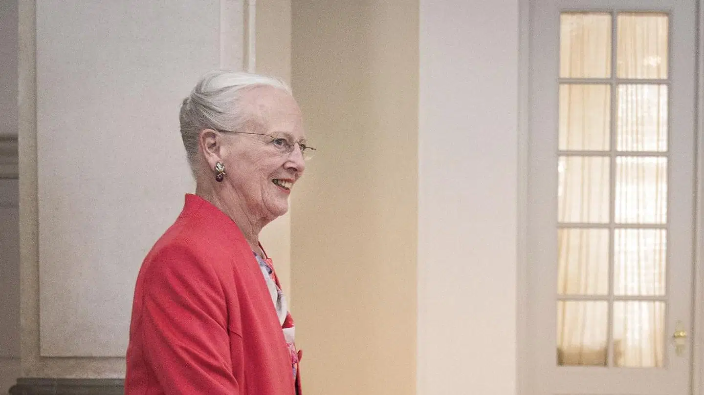 Dronningen ankommer til Drabantsalen på Christiansborg, tirsdag den 16. juni 2020. Dronning Margrethe fyldte 16. april 80 år, men på grund af coronavirus blev dagen ikke markeret med den række arrangementer, som var planlagt. Nu fejres dronningen til gengæld af børn og skoleklasser fra landets kommuner, som har produceret 98 malerier - et fra hver kommune.. (Foto: Niels Christian Vilmann/Ritzau Scanpix)