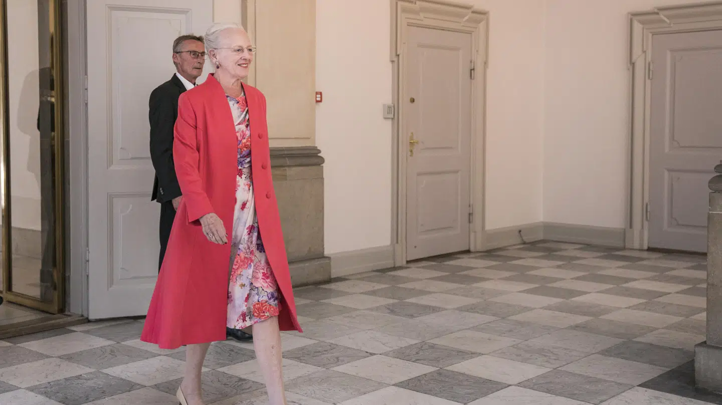 Dronningen ankommer til Drabantsalen på Christiansborg, tirsdag den 16. juni 2020. Dronning Margrethe fyldte 16. april 80 år, men på grund af coronavirus blev dagen ikke markeret med den række arrangementer, som var planlagt. Nu fejres dronningen til gengæld af børn og skoleklasser fra landets kommuner, som har produceret 98 malerier - et fra hver kommune.