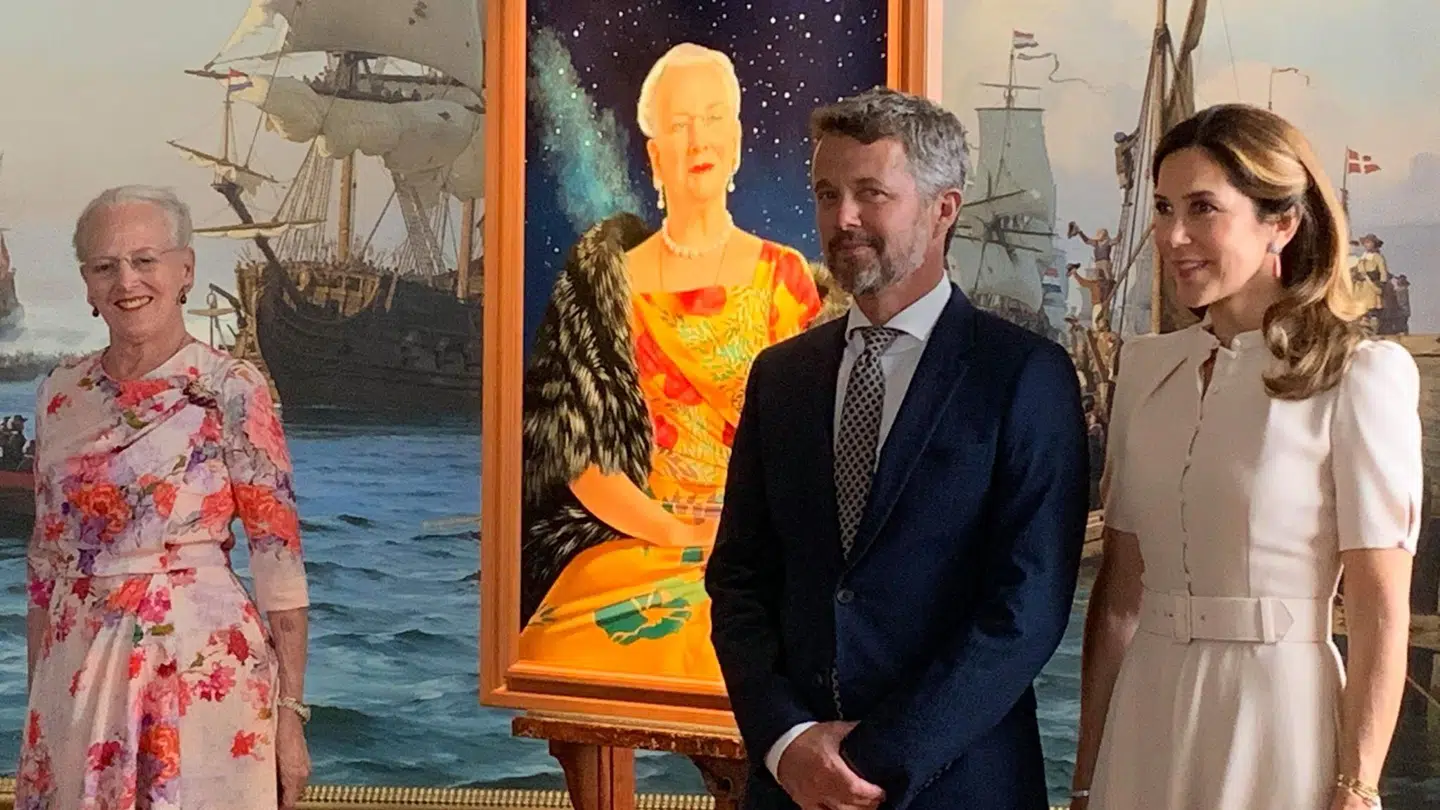 Her står Dronningen, kronprins Frederik og kronprinsesse Mary foran det nye portræt af Majestæten.