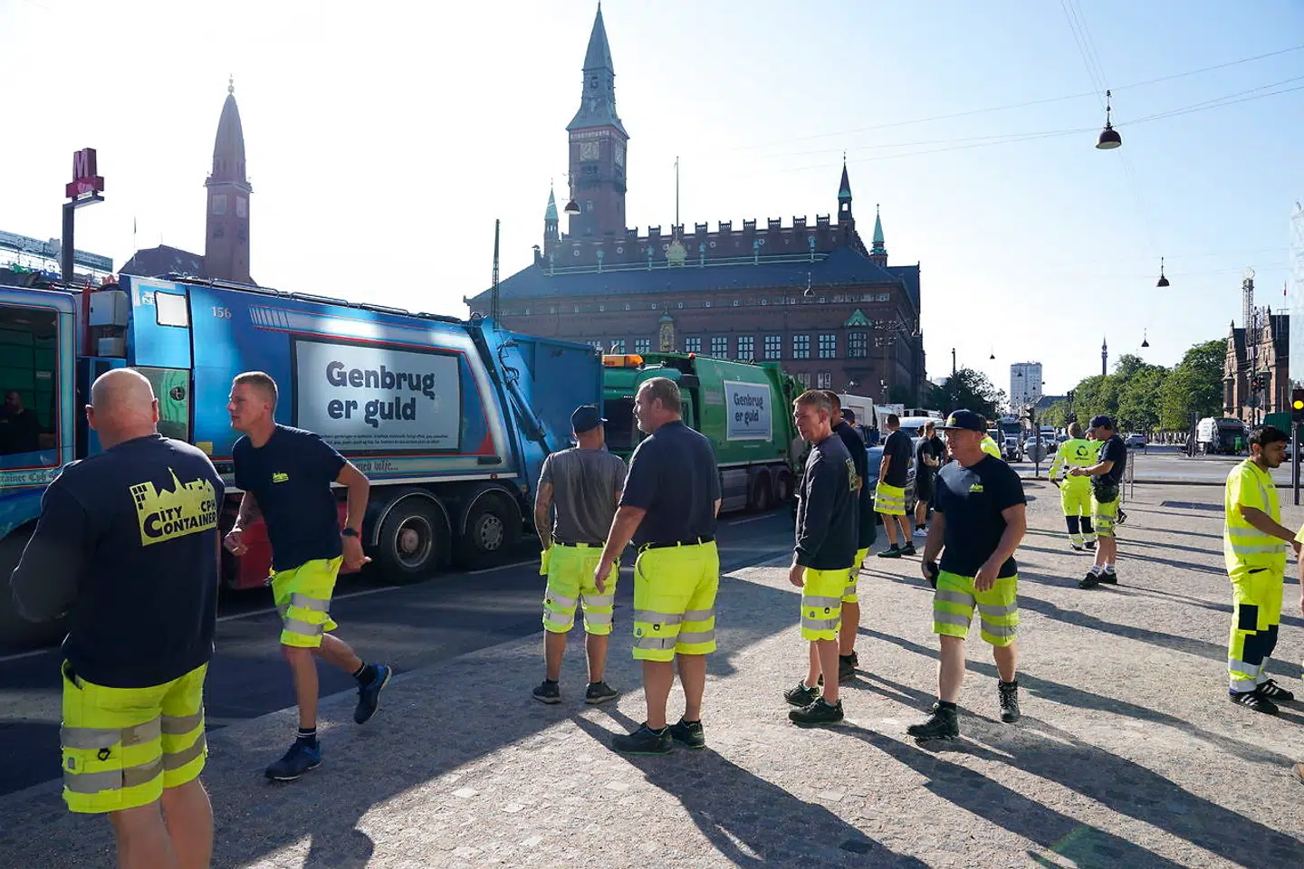 Skraldeaktionen på H. C. Andersens Boulevard i København onsdag morgen skal angiveligt gøre opmærksom på skraldemændenes arbejdsvilkår.