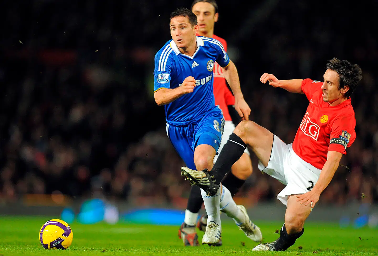 Gary Neville i aktion for Manchester United mod den nuværende Chelsea-træner Frank Lampard tilbage i 2009.