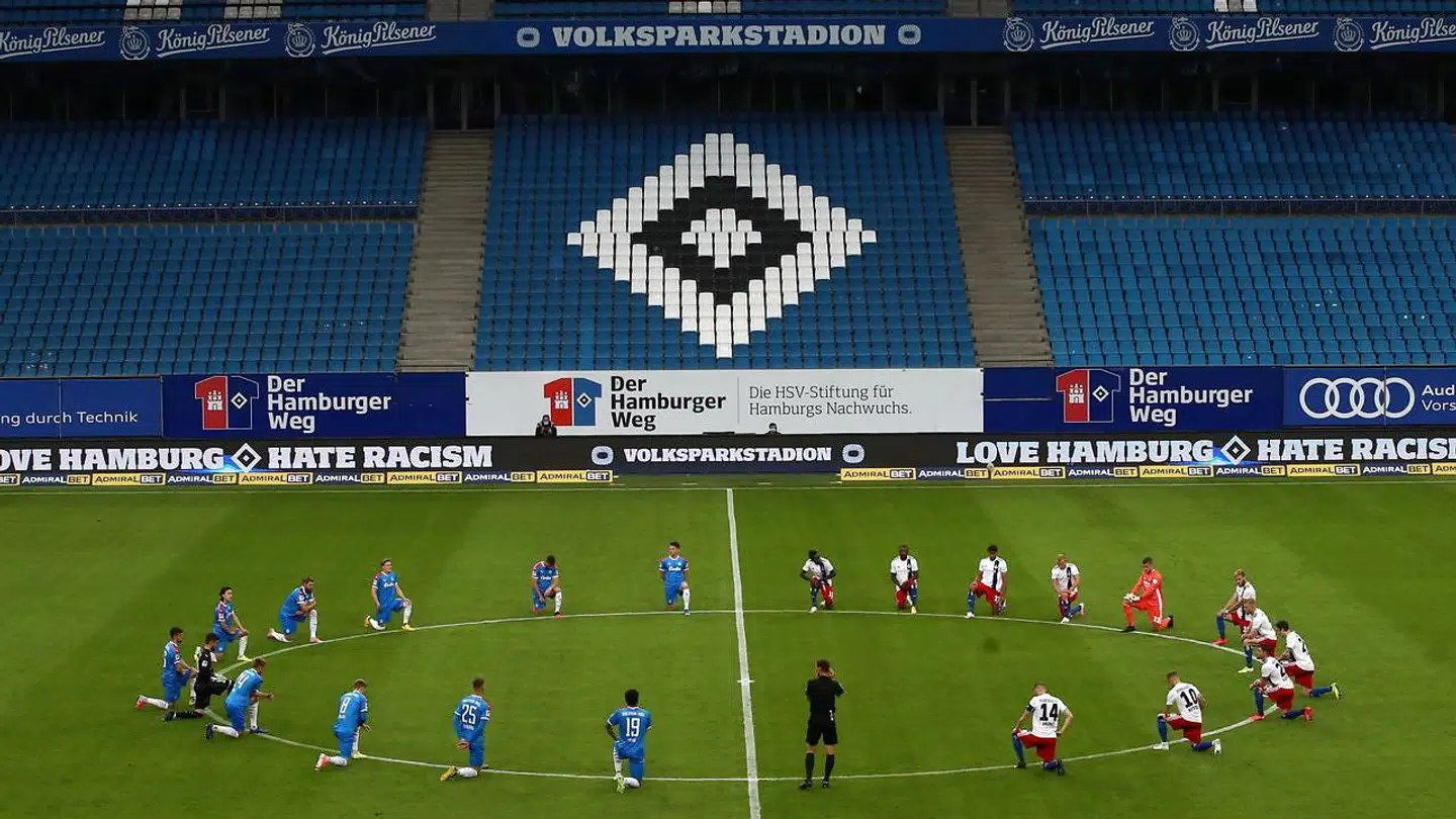Spillerne i den tyske 2. Bundesliga knæler inden opgøret mellem Hamburger SV og Holstein Kiel 8. juni 2020.