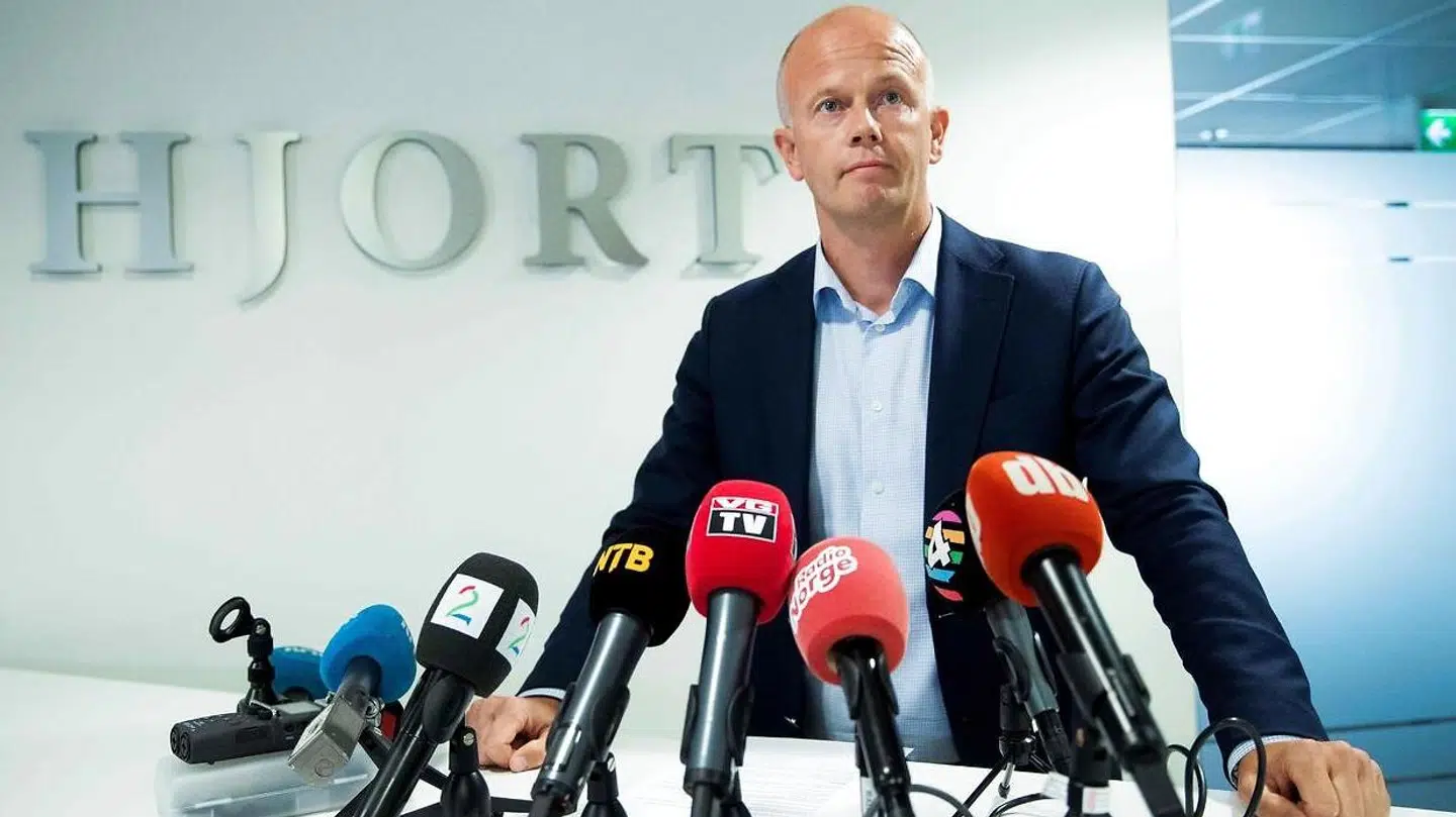 Svein Holden forsikrer, at Tom Hagen ikke får mulighed for at sortere i tipsene, inden de bliver videresendt til politiet.
