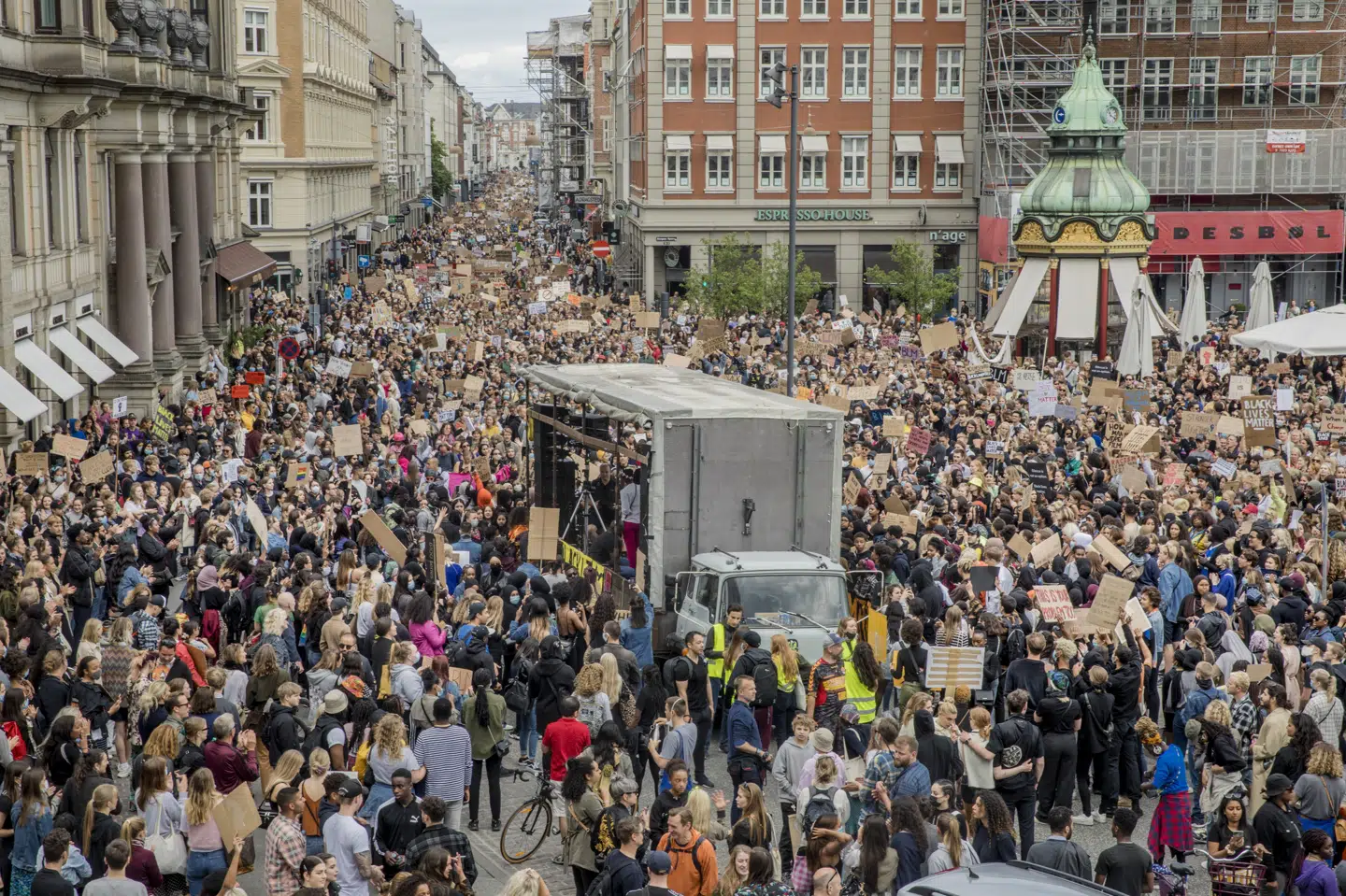 Politiet anslår, at 15.000 deltog i en antiracistisk demonstration i København 7. juni. Selv om mindst én person var smittet, blev det ikke til en supersprederbegivenhed, som er set i andre tilfælde.