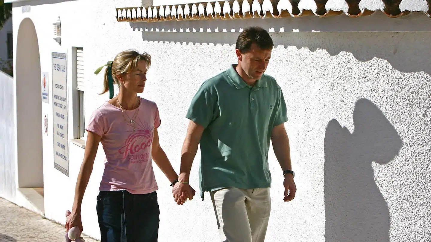 Kate og Gerry McCann er forældre til den fireårige pige, Madeleine, der forsvandt. Dette billede er fra 16. maj 2007, hvor de går ude foran The Ocean Club i Praia da Luz, Lagos, i Portugal.