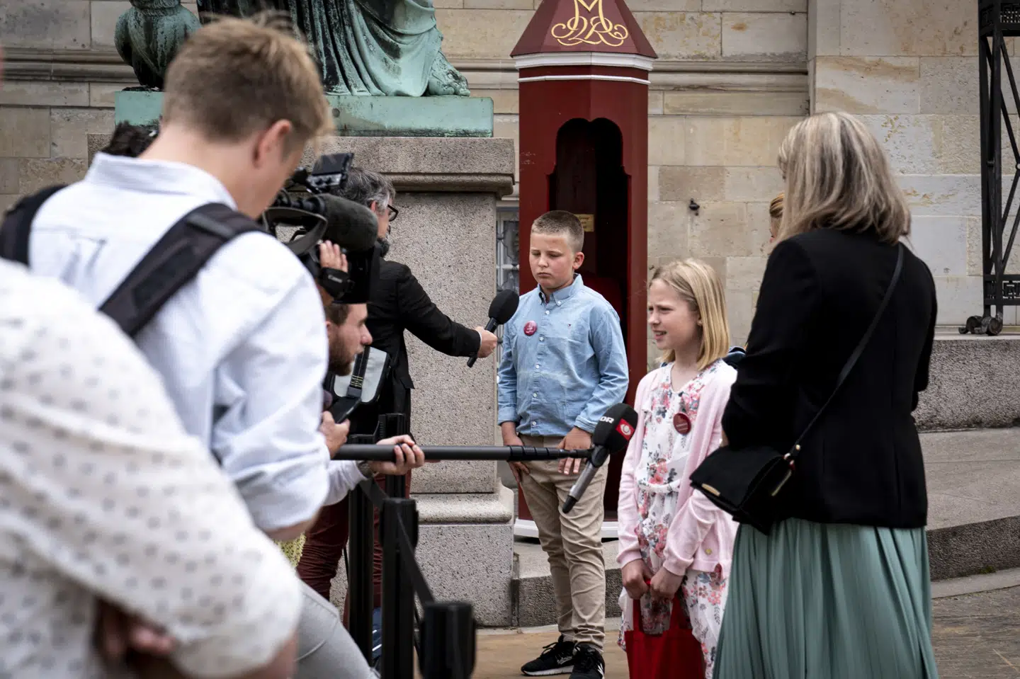 Børnene, som i dag præsenterede gaven for majestæten, blev interviewet af pressen, da dronningen havde forladt Christiansborg. Deres klassekammerater kunne følge med i begivenheden hjemmefra på videolink. Niels Christian Vilmann/Ritzau Scanpix
