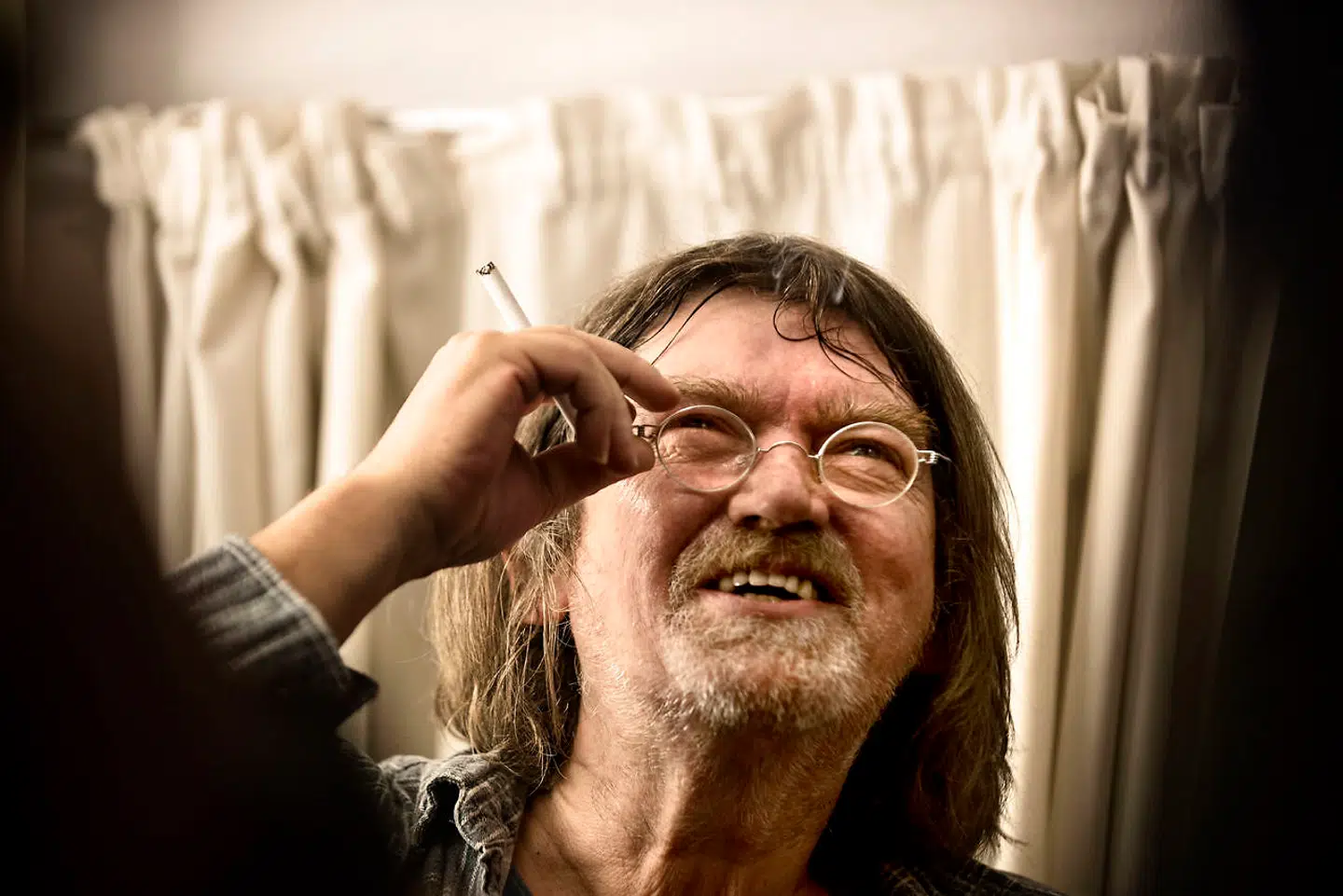 Søndagsreportage med Johnny Madsen: Johnny Madsen spillede lørdag den 5. november i Det Kongelige Teater i København. BT fulgte ham backstage. Billedtekst: Det er mere reglen end undtagelsen, at Johnny Madsen har en cigaret mellem fingrene.