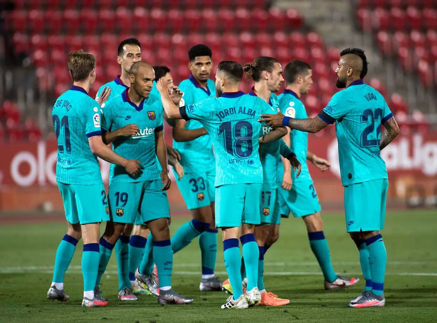 Martin Braithwaite bliver lykønsket af holdkammerater efter hans første scoring for det catalanske storhold.