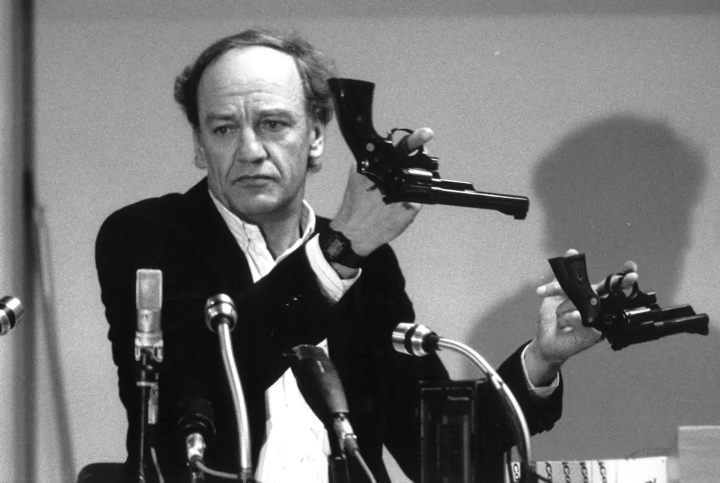 Daværende efterforskningsleder Hans Holmer oplyste allerede i marts 1986, at Olof Palme var blevet dræbt med skud fra en Smith & Wesson .357 Magnum-revolver. Trods prøveskydning af nu 788 våben er drabsvåbnet endnu ikke med sikkerhed fundet.