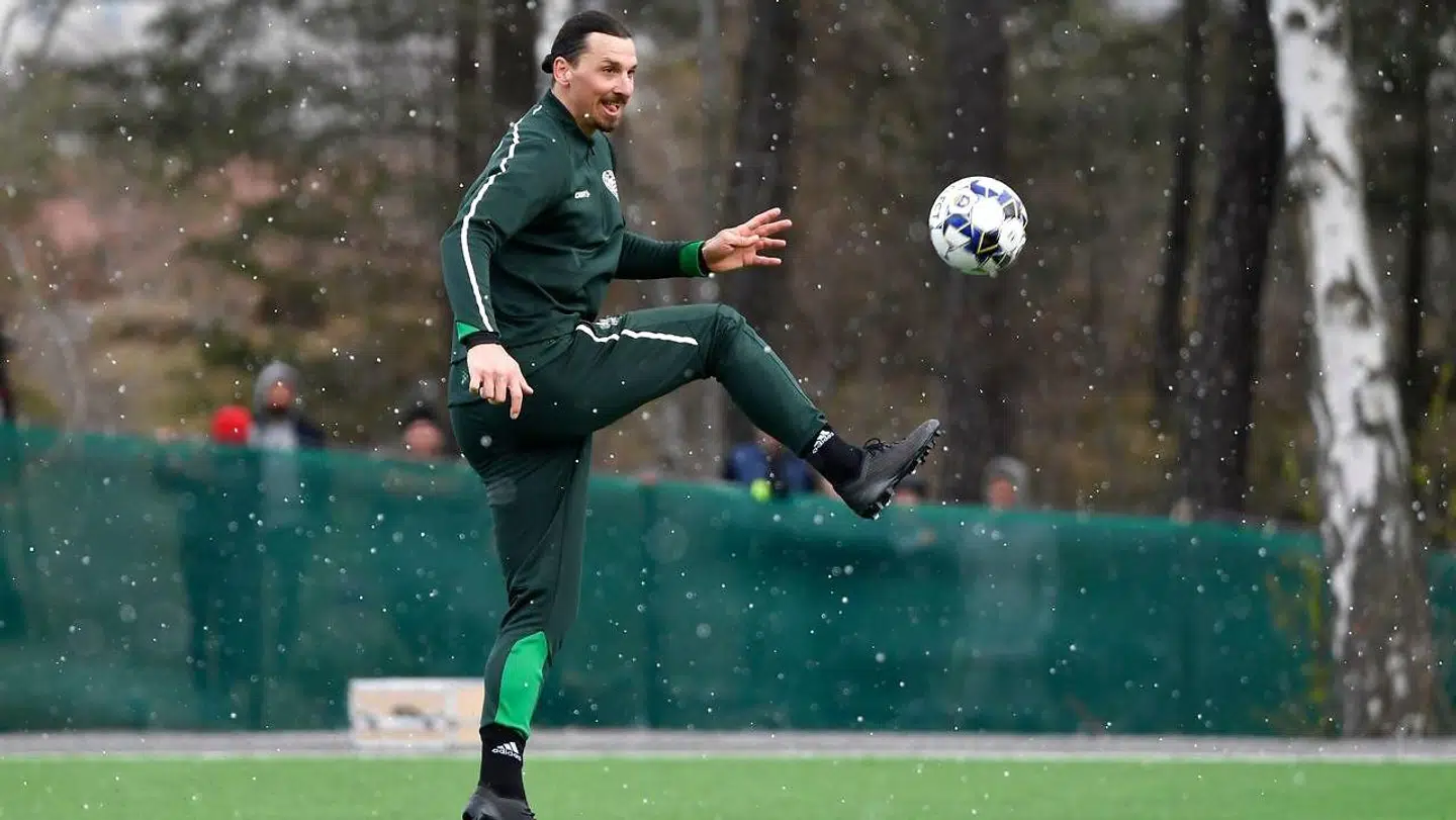 Selvom han i en årrække har kunnet snyde forsvarsspillere på fodboldbanen, så kunne Zlatan Ibrahimovic ikke snyde den kampdelegerede under søndagens kamp.