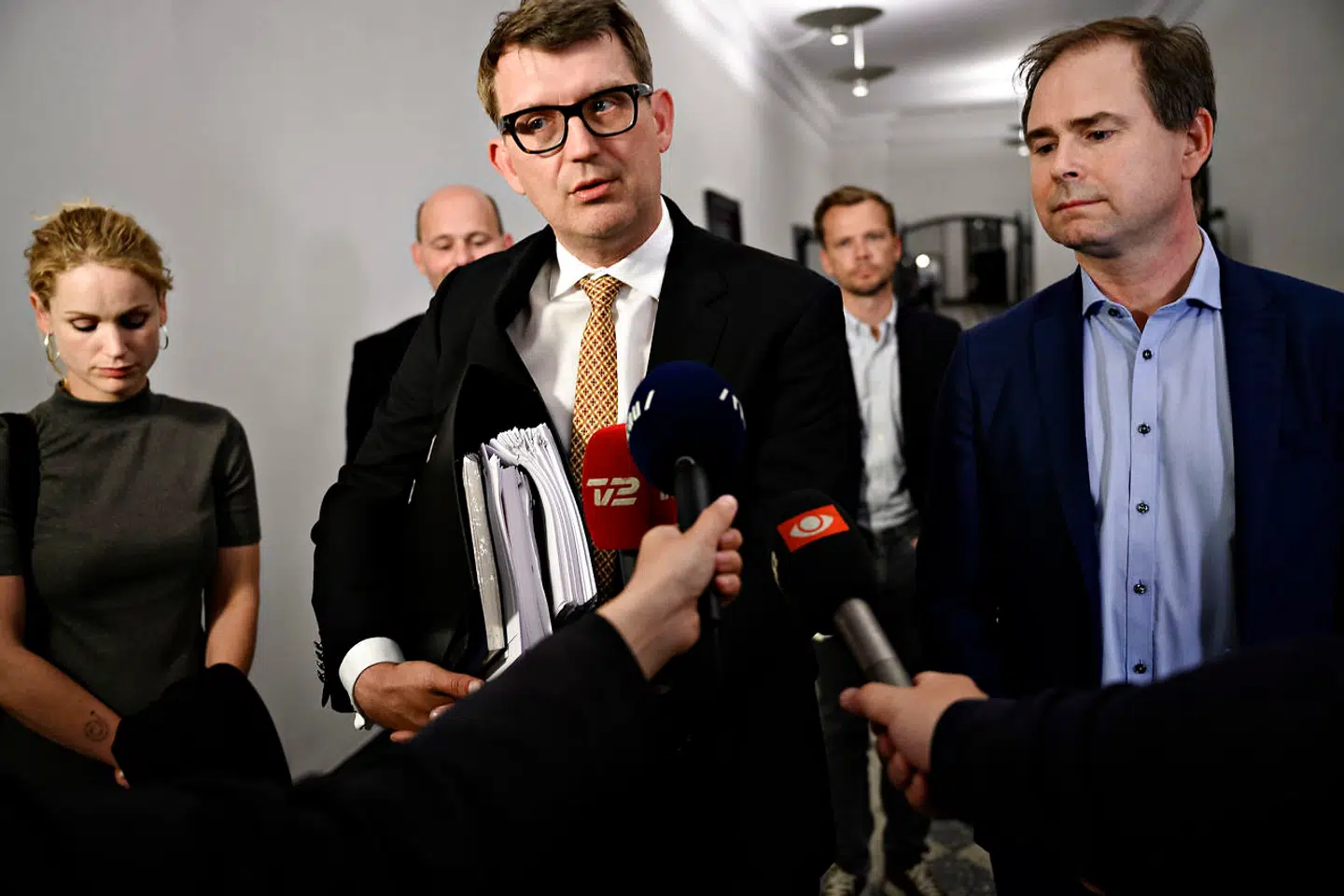 Troels Lund Poulsen (V), finansminister Nicolai Wammen (S), Pernille Skipper (EL), Søren Pape Poulsen (KF) og beskæftigelsesminister Peter Hummelgaard (S) under doorstep efter forhandlinger om økonomisk sommerpakke, i Finansministeriet i København, natten til mandag 15. juni 2020. (Foto: Philip Davali/Ritzau Scanpix)