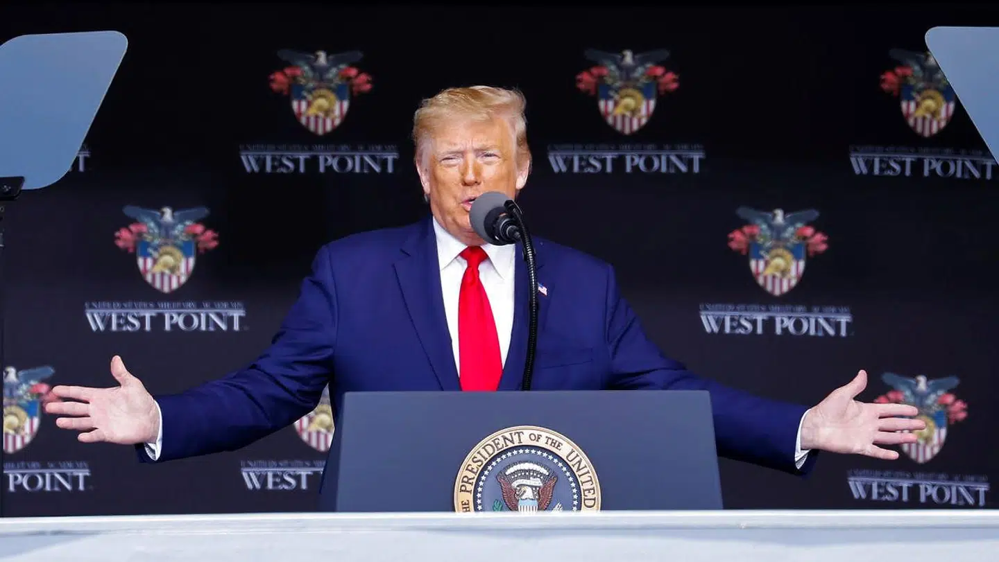 Donald Trump under sin tale til kadetter på West Point. Ikke længe efter brød spekulatrion om præsidentens helbred ud.