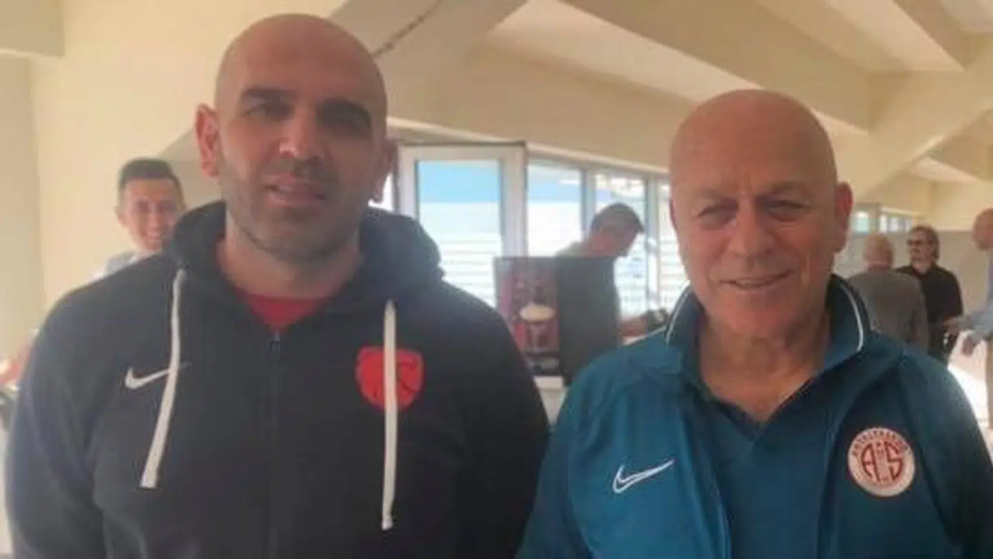 Ishøj IF's sportschef, Murat Kütuk (tv.) fortæller, at klubben ikke tjener penge på dagen med repræsentanter fra Antalyaspor.