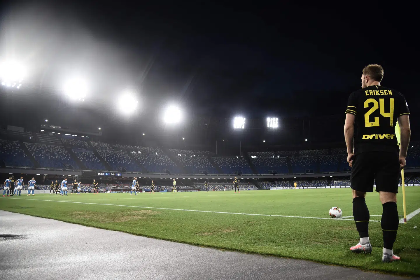 Christian Eriksen få sekunder, inden han sparker bolden i mål for Inter.
