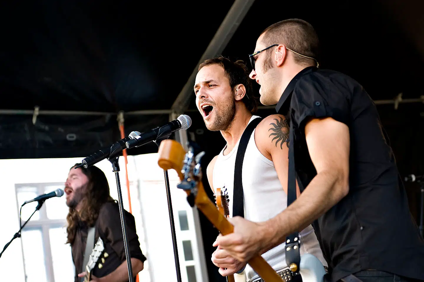 Johnny Deluxe under en koncert i 2008.