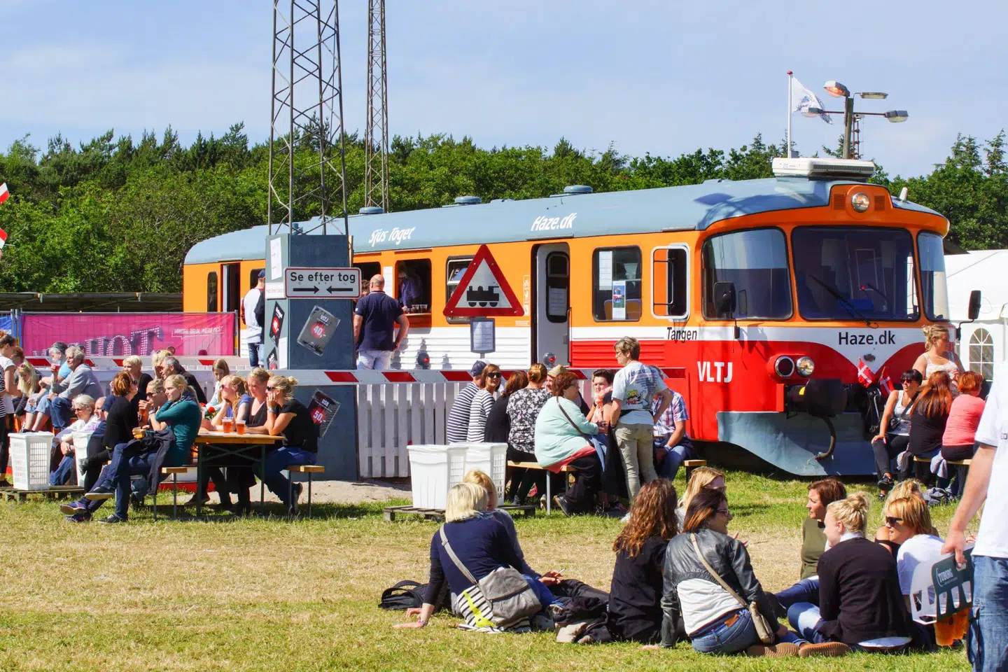 Et gammelt lokalbanetog er omdannet til en sjusbar. 'VLTJ'-linjen er kendt fra bandet Tørfisk hit af samme navn.