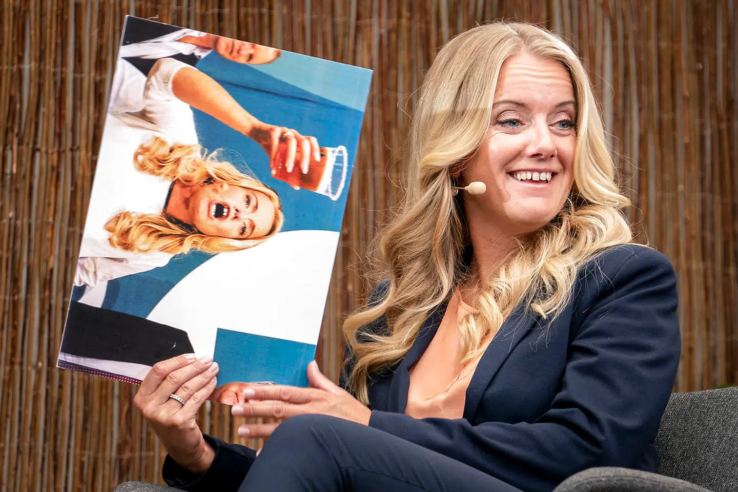 Partileder Pernille Vermund (NB) med et billede fra Nye Borgerliges valgaften sidste år på Altinget Sommermøde i København torsdag den 11. juni 2020.