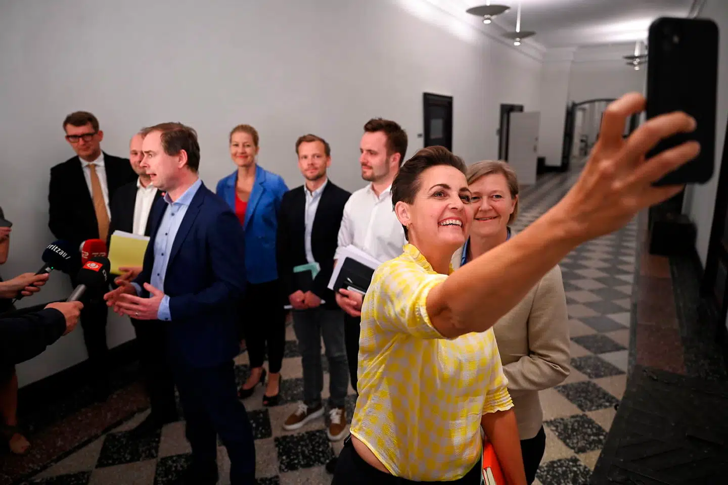 Da sommerpakken var aftalt, fik politikerne hver især travlt med at forklare deres aftryk på den foran pressen.