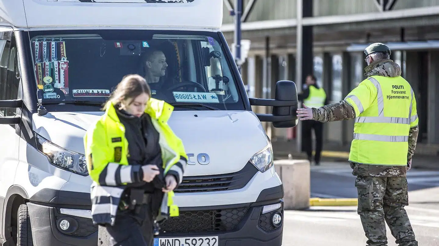 Der er omkring 800 meters kø til den dansk-tyske grænse, fordi tyske turister venter på at kunne komme på ferie i Danmark, som lukker op for tyske turister ved midnat.  (Foto: Mads Claus Rasmussen/Ritzau Scanpix)