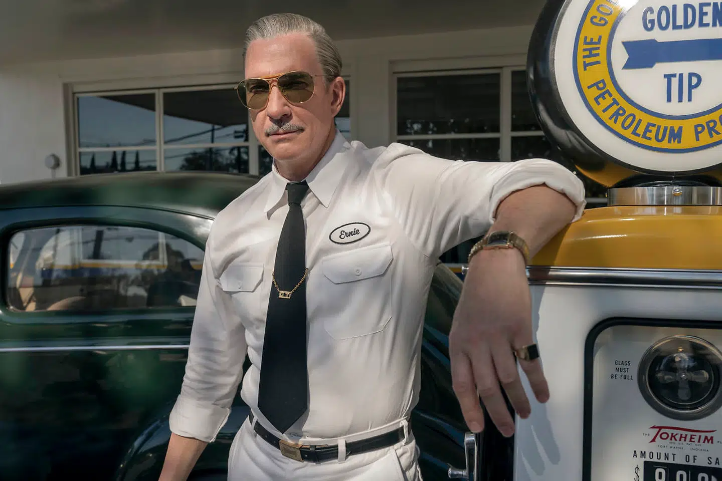 Dylan McDermott spiller alfonsen Ernie i Netflix serien 'Hollywood'.