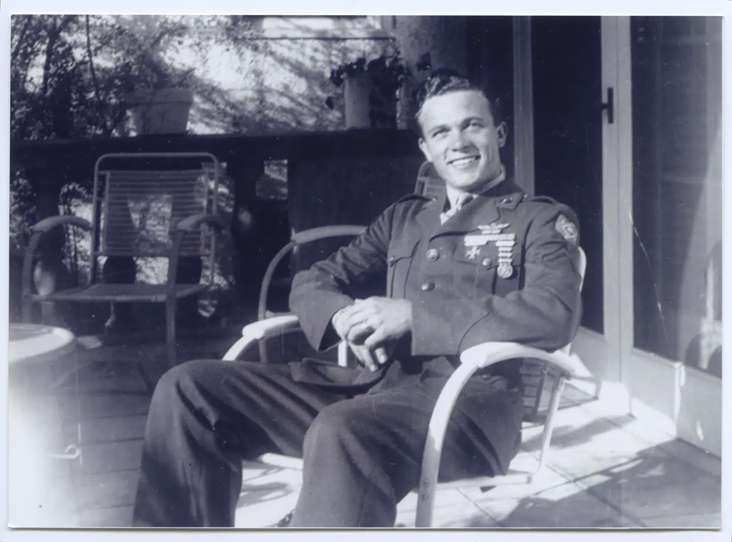 Virkeligheden Ernie hedder Scotty Bowers. Her er han fotograferet lige efter, at han vendte hjem fra tjeneste i Anden Verdenskrig.