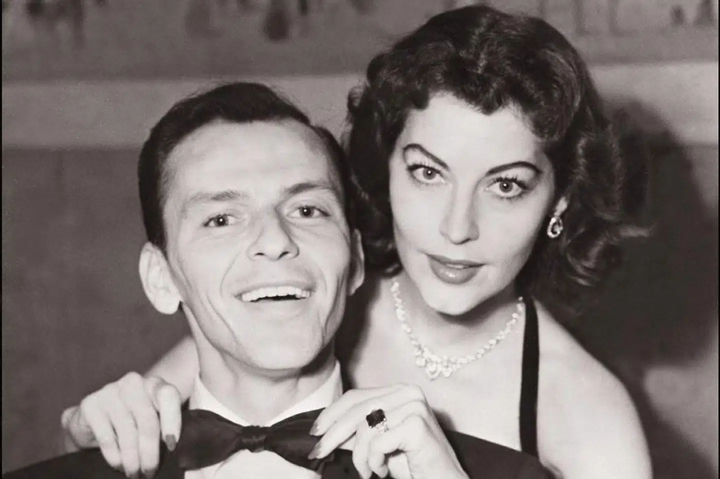 Ifølge Scotty Bowers dyrkede han en trekant med Lana Turner og Ava Gardner i dét hjem, som sidstnævnte delte med sin mand Frank Sinatra.
