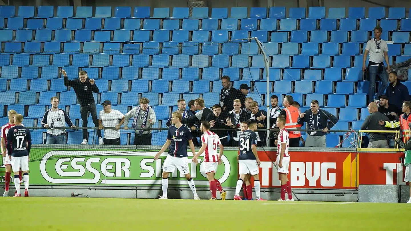 Scenerne til sidst i pokalsemifinalen vækker bekymring hos virolog Allan Randrup Thomsen.