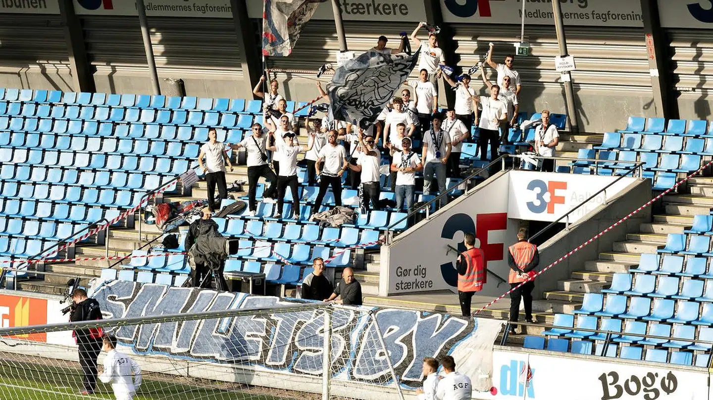 Det var et begrænset antal fans, der fik lov til at komme på stadion til pokalsemifinalen mellem AaB og AGF. Her ses udebaneafsnittet for AGF's medrejsende fans.
