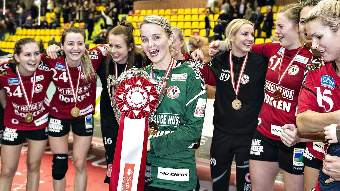 Team Esbjerg vandt, og Esbjergs målvogter Sandra Toft løfter her pokalen efter finale-kampen i Santander Final4, damehåndbold, mellem København Håndbold og Team Esbjerg i Jysk Arena i Silkeborg, lørdag 30. december 2017. (Foto: Henning Bagger/Scanpix 2017)